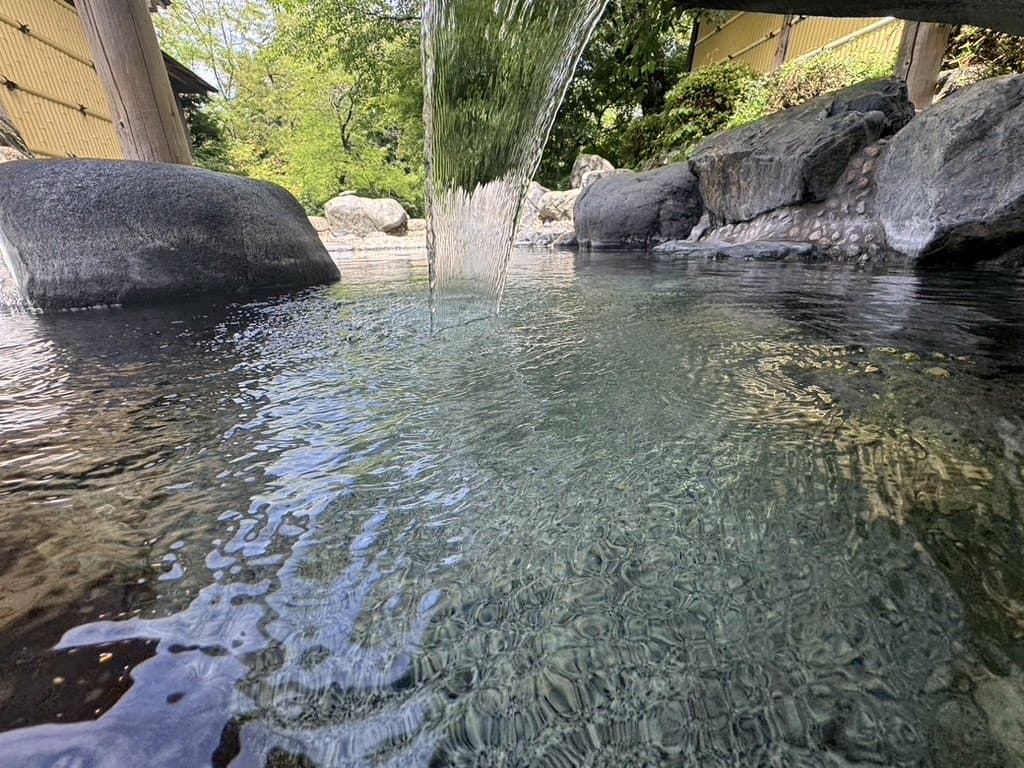 源泉が注ぐ湯口