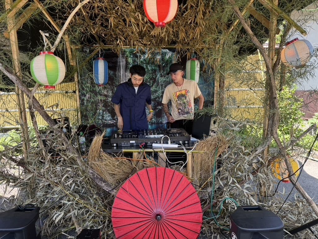 和傘と提灯で飾った屋外のDJブース