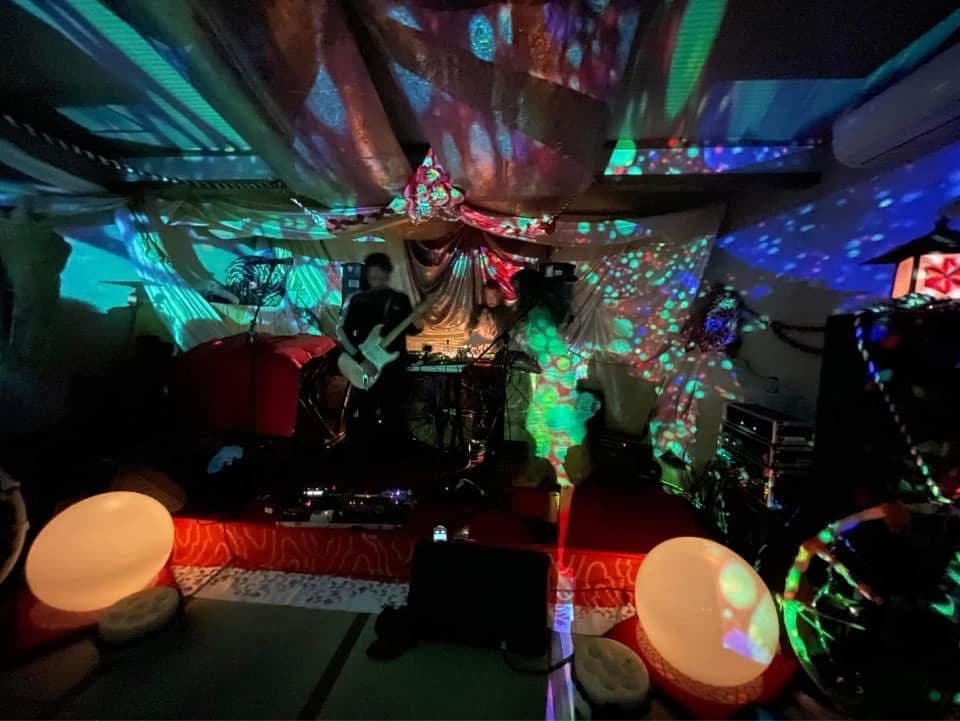 飾り付けた大広間でのライブ